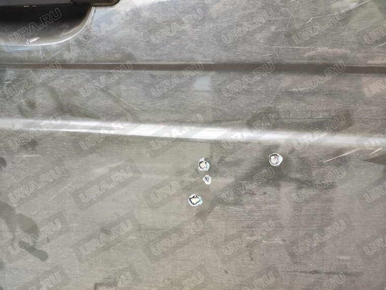    Пули оставили следы на бронированной машине
