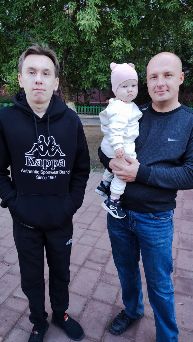 Папа, сынок и доченька. Глеб не может фотографироваться и не корчить рожицы.