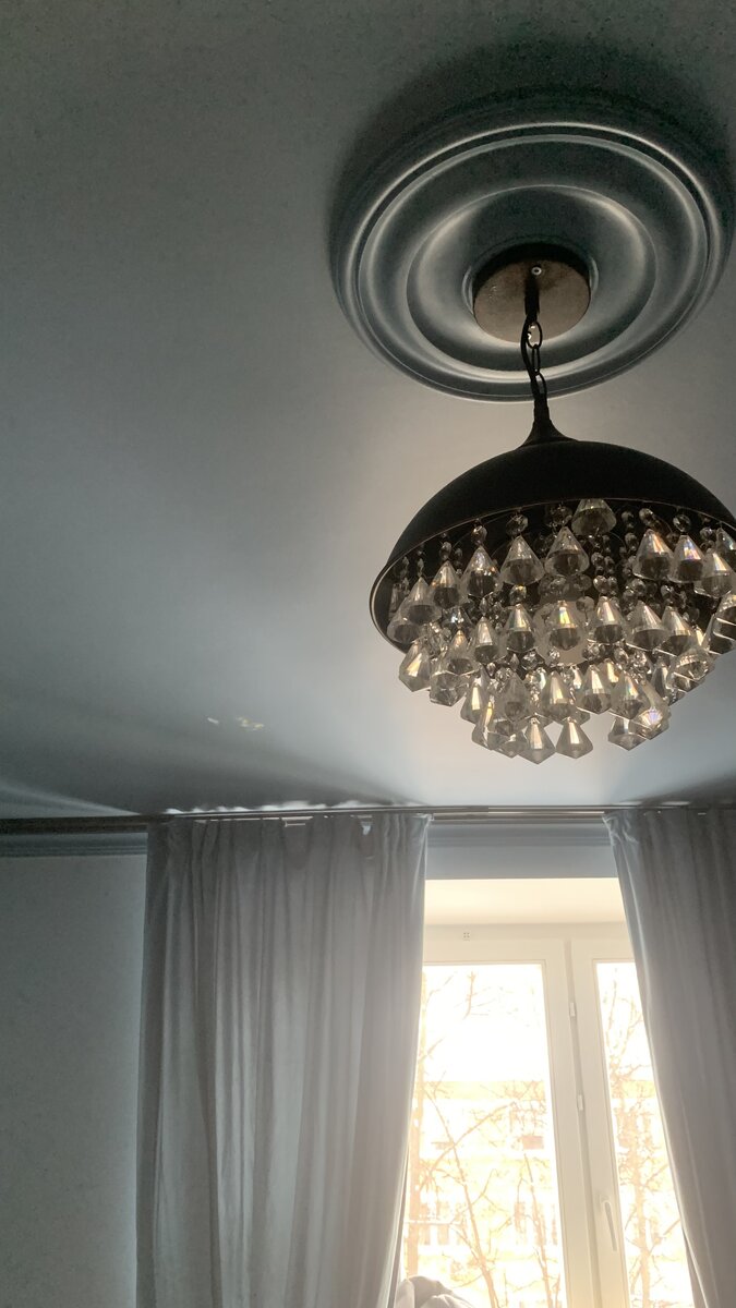 Свет от этой люстры будет идти вниз, мягко рассеиваясь в хрусталиках 