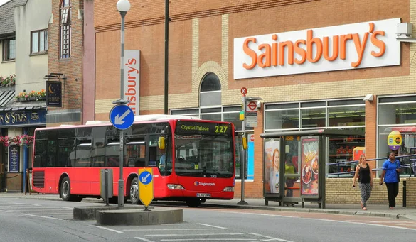 У торговой сети  Sainsbury’s - главное оружие в борьбе за покупателя, магазины концепта  " мини-маркет". Они называются - "Sainsbury’s local", как ясно из названия, это магазины - "на-районе", равномерно распределенные по всему городу и именно у них, наилучшее  соотношение - цена\качество. Количество магазинов просто огромное - вот несколько примеров цен из Sainsbury’s Local : 