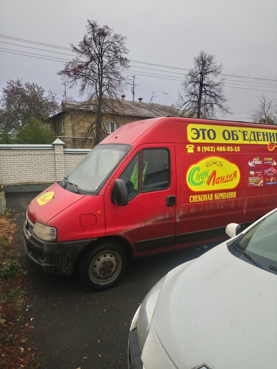 фото стоянки служебных автомобилей тм "СнекЛандия"