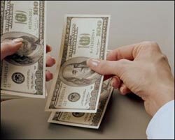 Первое на что стоит обратить внимание при выборе банка, в котором Вы будете кредитоваться, это, конечно же, процентная ставка по ипотечному кредиту. Разумеется, чем она ниже, тем лучше. Об этом уже говорилось в предыдущих статьях и не будем на этом подробно останавливаться. Правда есть один важный момент: процентная ставка может быть фиксированной или плавающей, то есть она может изменяться с течением времени. Не стоит обольщаться этой возможностью. Ведь, если, скажем, плавающая процентная ставка установлена в пределах от 11 до 15%, кредитополучатель подсознательно рассчитывает на нижний уровень процентов, а банк, естественно, на верхний. И хотя нижний уровень процентных ставок в этом случае зачастую выглядит очень привлекательным, такая сделка может быть весьма рискованной.
Немаловажным фактором при выборе банка является размер первоначального взноса. Мировая практика такова, что обычно его размер составляет 30% стоимости жилья. Такой же размер установлен Правительством Российской Федерации. Однако многие банки с целью привлечения клиентов идут на уменьшение суммы первоначального взноса. При этом, как правило, выше становится процентная ставка по кредиту. Поэтому, выбирая банк, следует сопоставлять размер первоначального взноса и уровень процентной ставки. 
Если вы собираетесь приобретать небольшой домик в деревне, или наоборот, элитную квартиру в крупном городе, обратите внимание на то, с какими суммами работает ипотечный банк. Ведь нужная Вам сумма денег может оказаться либо слишком маленькой, либо очень большой для банка. В некоторых банках минимальная сумма ипотечного кредита может составлять от 2 000 долларов. Но далеко не все банки согласятся выдать Вам кредит меньше 5 000, а то и 10 000 долларов. Верхняя граница ипотечного кредита также в разных банках разная и может достигать 500 000 долларов.
Кроме того, в разных банках разные размеры дополнительных расходов на оформление ипотечного кредита (рассмотрение заявки, оценка недвижимости, открытие ссудного счета и пр.). Это также следует учитывать.