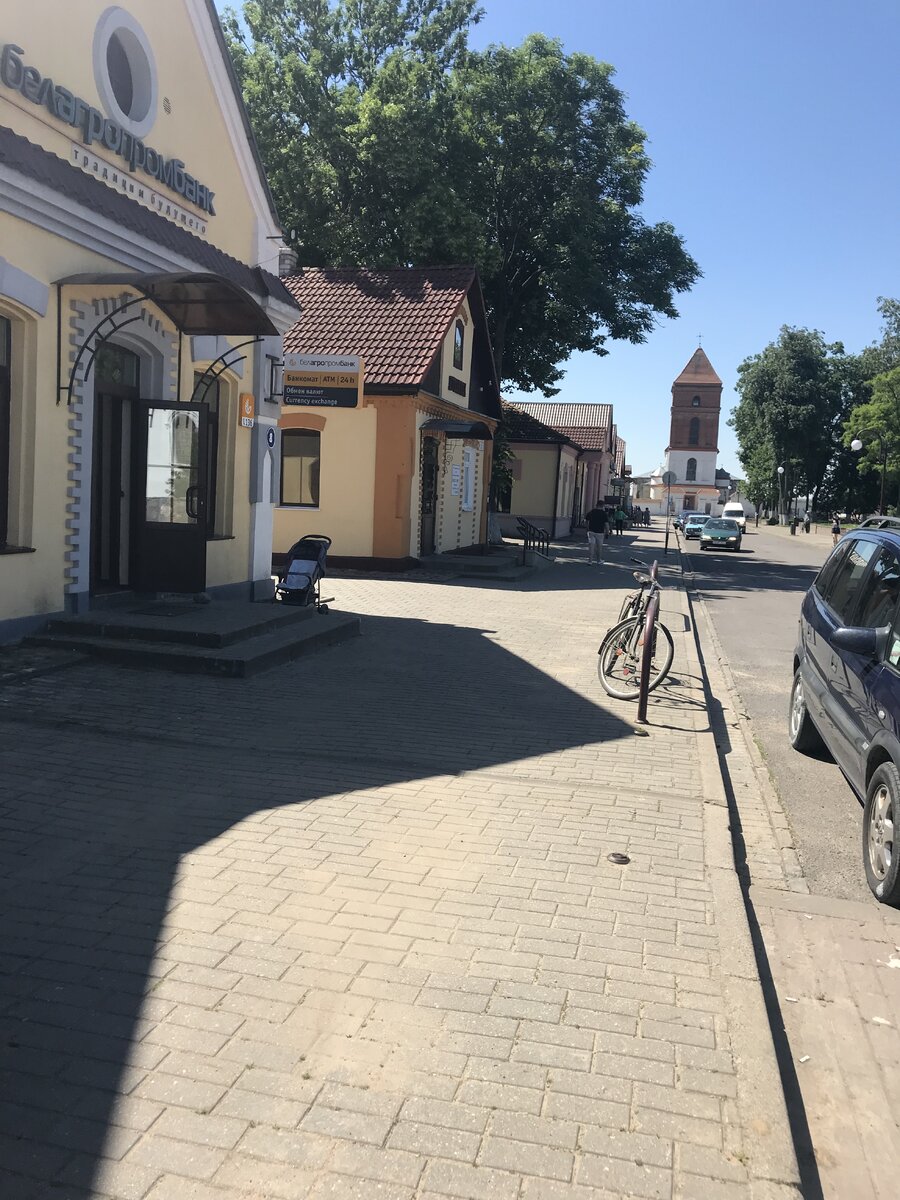 Это не Минск. Это посёлок Мир. И здесь тоже очень чисто.