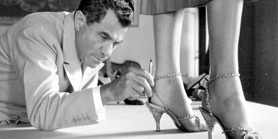 Итальянский дизайнер обуви Сальваторе Феррагамо за работой