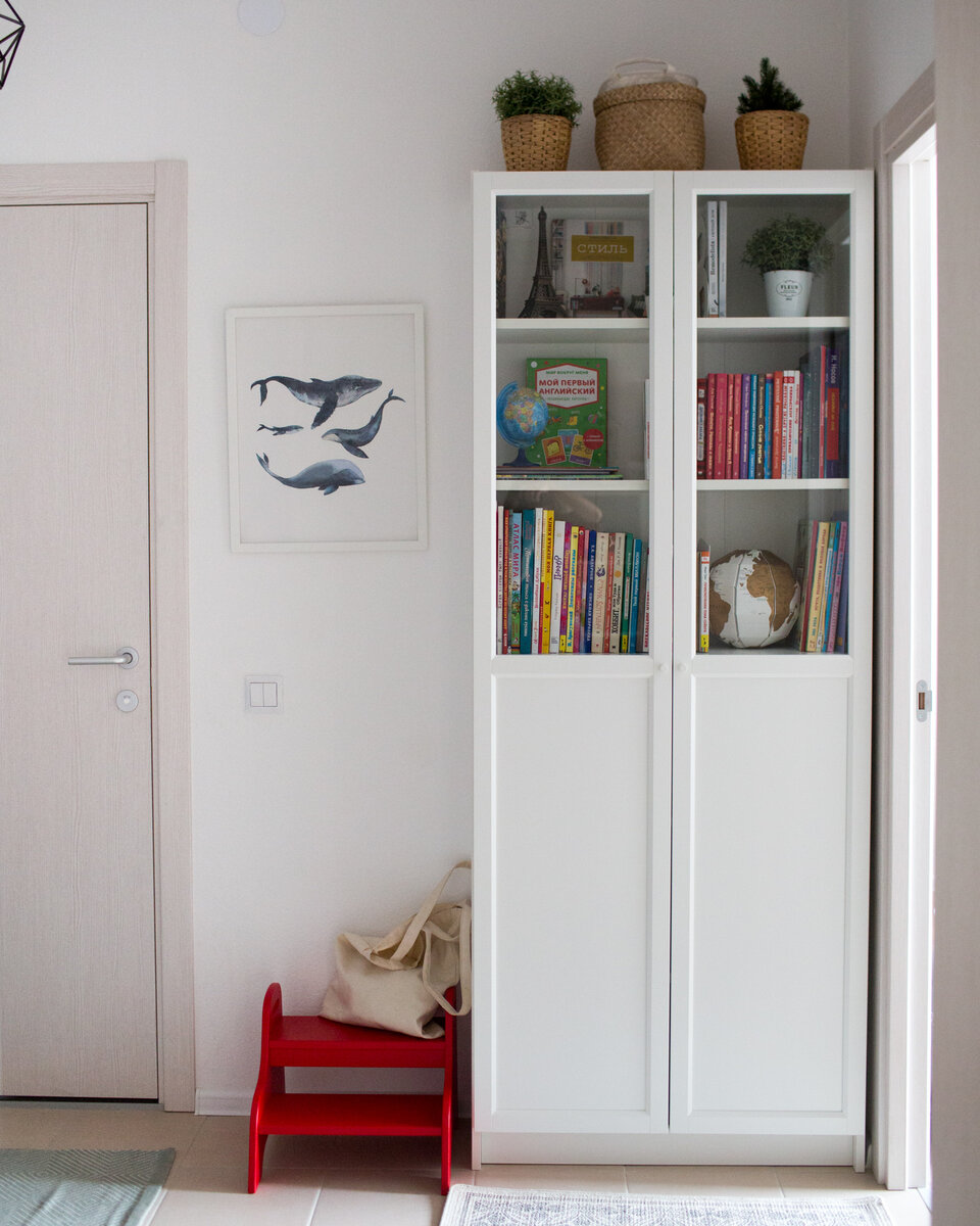 У нас дома небольшая библиотека (на фото), и в основном там детские книги. Но периодически приходится их пересматривать  и расставаться с какими-то экземплярами.