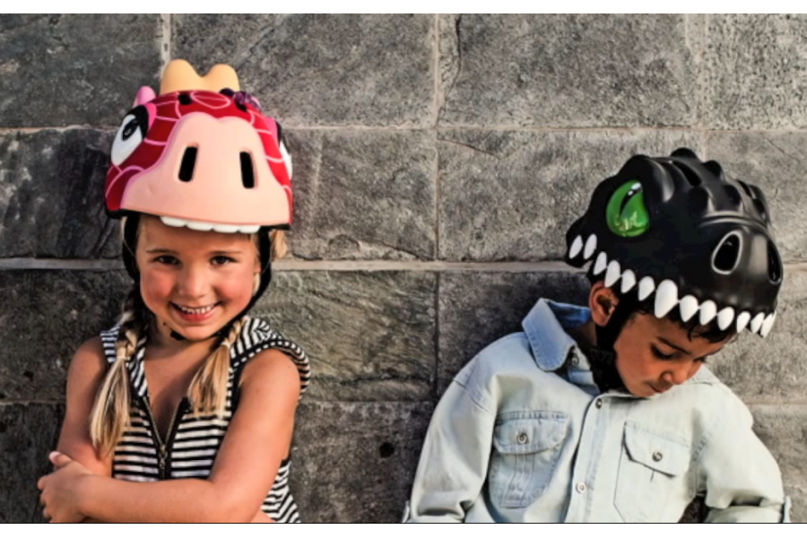 Перед тем, как отправиться в парк, снимите тренировочные колеса с велосипеда и опустите сиденье так, чтобы ваш ребенок мог сидеть на нем и упираться обеими ногами в землю. Также необходимо позаботится о защите, подготовьте  длинные брюки и рукава или наколенники и налокотники, подходящий шлем и пару перчаток. 