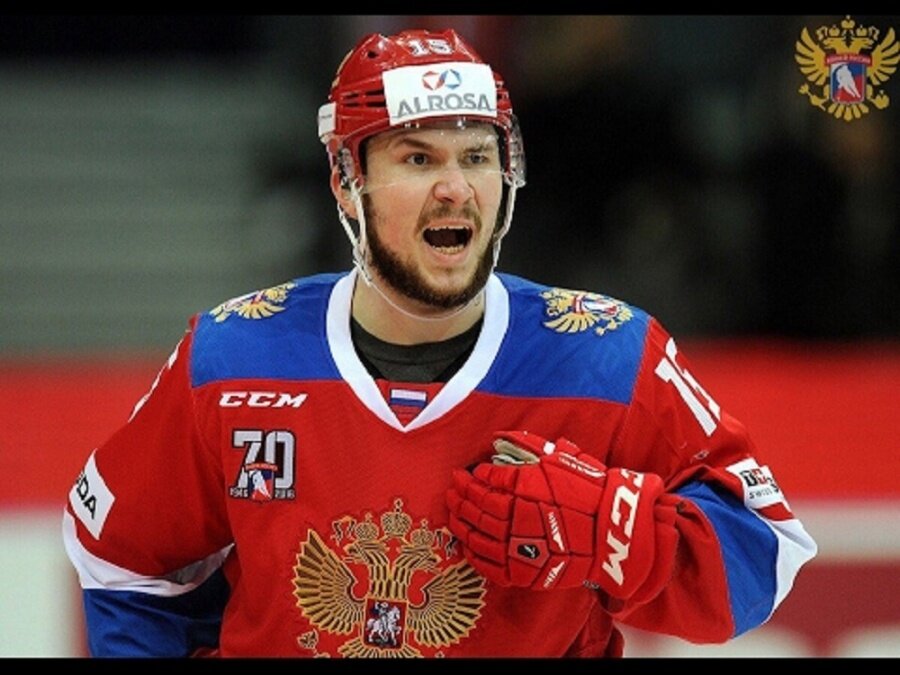  На обложке - игрок хк "Автомобилист", Анатолий Голышев. Фотография взята из свободных источников в качестве иллюстрации.