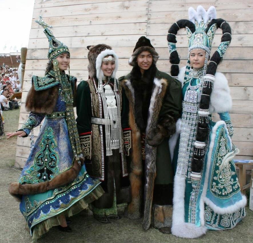 Якутский почему. Якутский национальный костюм якуты. Народная одежда якутов. Традиционная одежда якутов. Саха танаьа Якутская одежда.