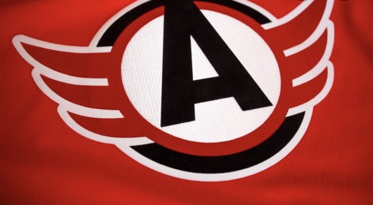 Так....ну как я и говорил матч будет интересным ,за 60 минут игрового времени команды нанесли по 28 бросков в ворота друг друга . Но клюшка Омска оказалась с более точным прицелом )