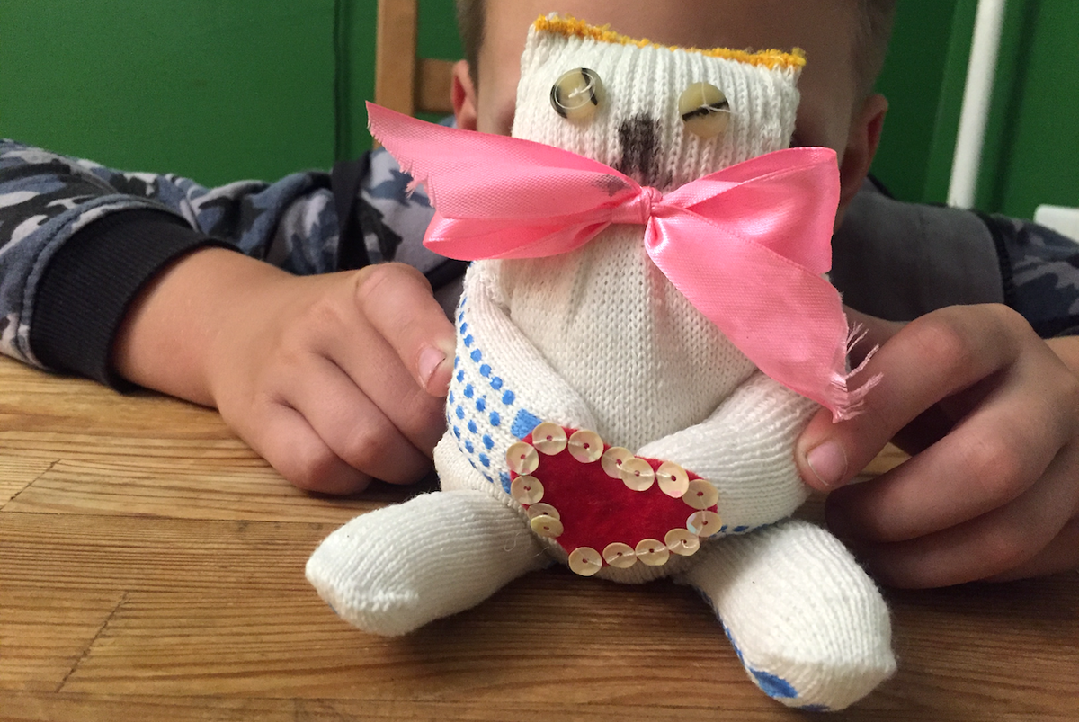 Где в москве можно сделать игрушку. Игрушки из перчаток. Мягкая игрушка из перчатки. Котики из перчаток. Мягкие игрушки из перчаток своими руками