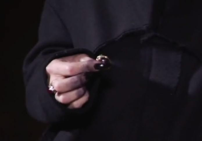 Вещь - кольцо - с руки погибшей.