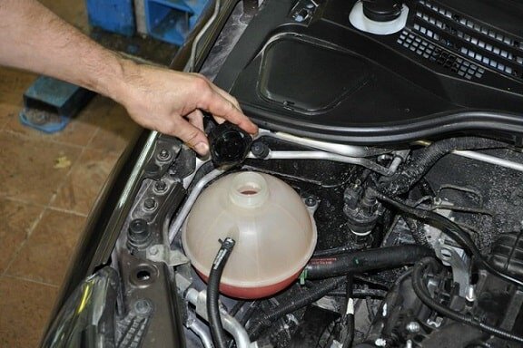 Антифриз в любую погоду высокоэффективно отводит тепло от ДВС благодаря высокой температуре кипения и устойчивости к отрицательным температурам. Состоит такая охлаждающая жидкость из воды, этиленгликоля и присадок, что защищают детали от коррозии и продлевают период эксплуатации всей системы.
