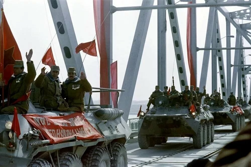 Войска 40-й армии выходят из Афганистана по мосту через тогда - пограничную р. Пяндж. Через эту войну "прошло", согласно официальным данным,  620 тыс. советских граждан (из них:  525, 5 тыс. - военнослужащие,  21 тыс. - гражданские служащие, 95 тыс. - сотрудники КГБ (в т.ч. - пограничники), военнослужащие внутренних войск, и милиции). В ходе войны погибло  и умерло 15051 советский гражданин, в т.ч. - 14427 военнослужащих (как от боевых ранений, так и несчастных случаев, заболеваний).