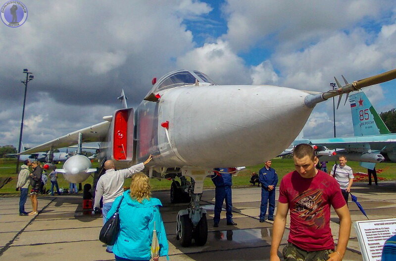 Огромная военная авиабаза 