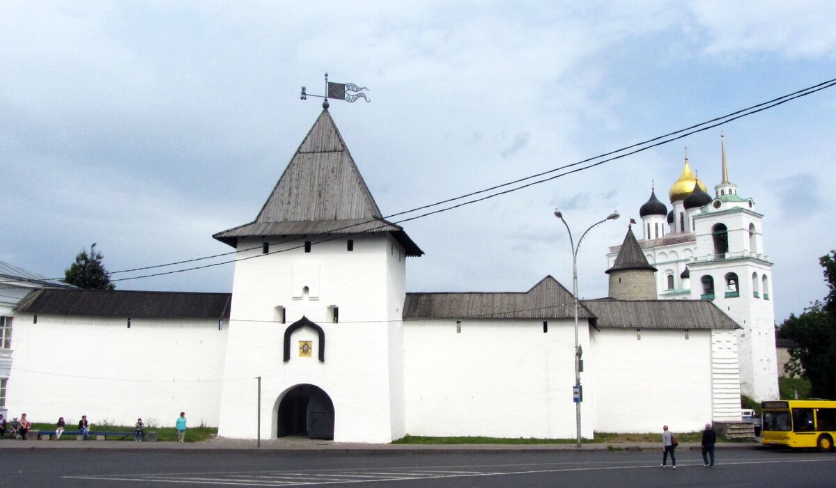 Башня Святых Ворот или Рыбницкая башня. главный вход в кремль.