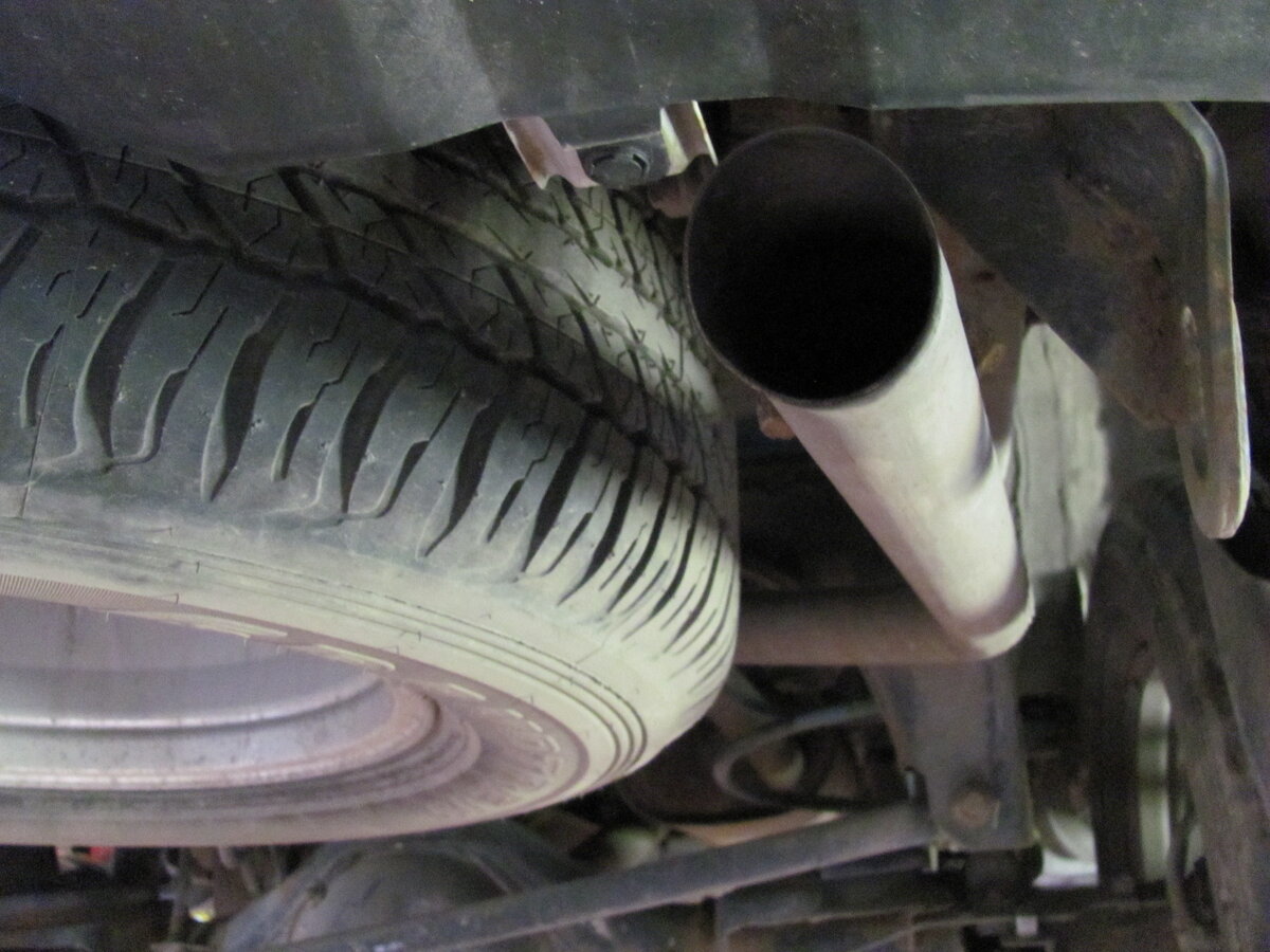 Чёрный конденсат на выхлопной трубе. 6 лет автомобилю, пробег 63000 км.