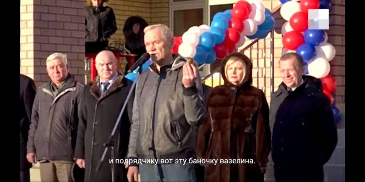 Кадр из записи торжественного открытия школы. У микрофона В. Булавинов