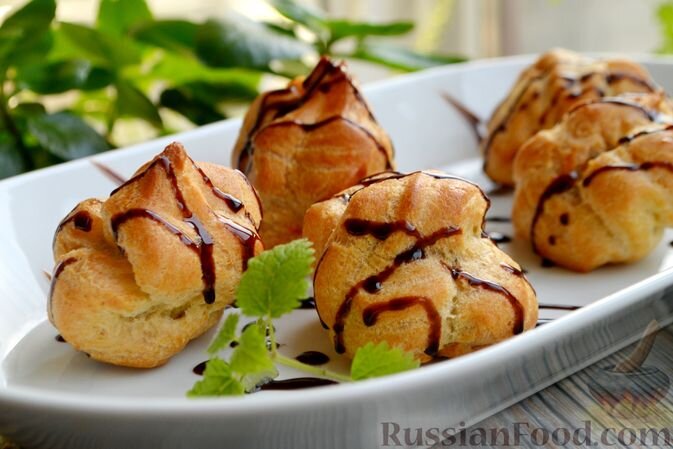 масло сливочное, вода, мука, яйца, соль, молоко сгущенное, орехи грецкие, изюм, какао-порошок, сахар, сметана