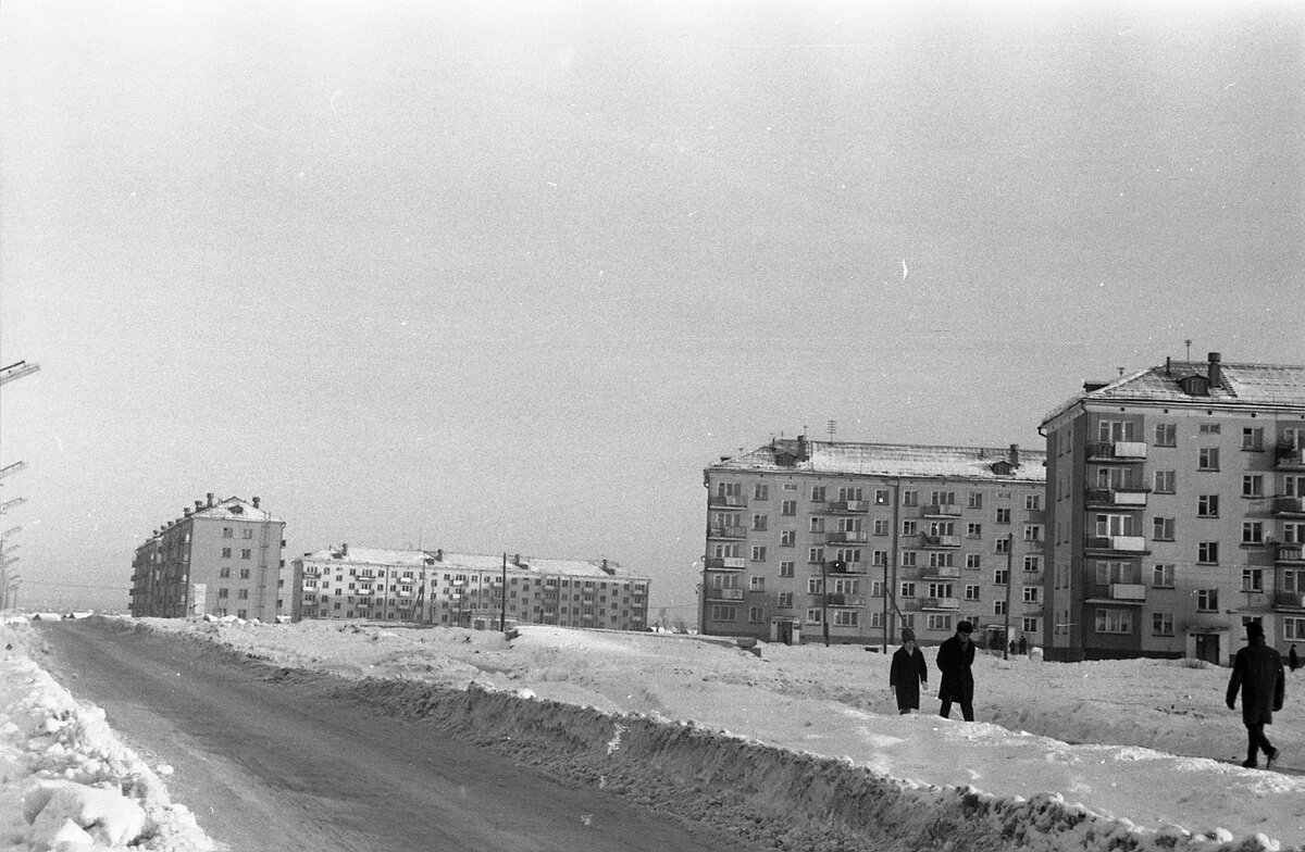 1. 1965 год. Вид от ул. Патриса Лумумбы на Крупскую. Справа дом Патриса Лумумбы 13. Дом Патриса Лумумбы 5 еще на построен