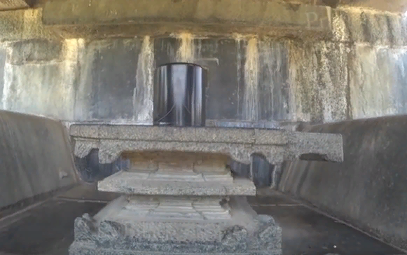 Лингам из чёрного базальта в форте Варангал. Фото с видео Правина Мохана.