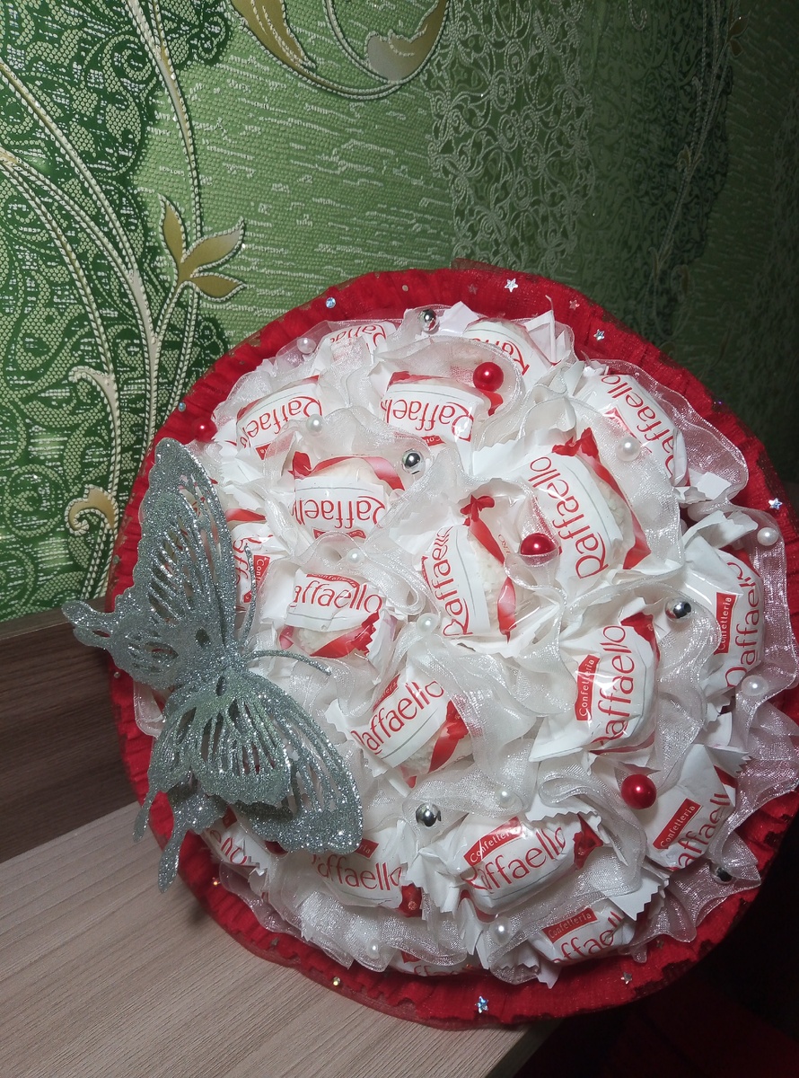 А вот и тот самый первый заказ - букет из конфет Рафаэлло - ко Дню Рождения мамы. 