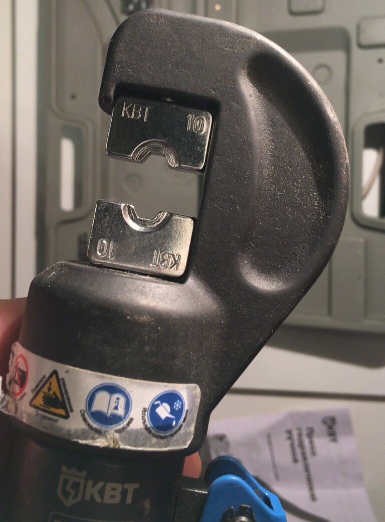 На прессе установлены сменные матрицы на 10 кв. мм.