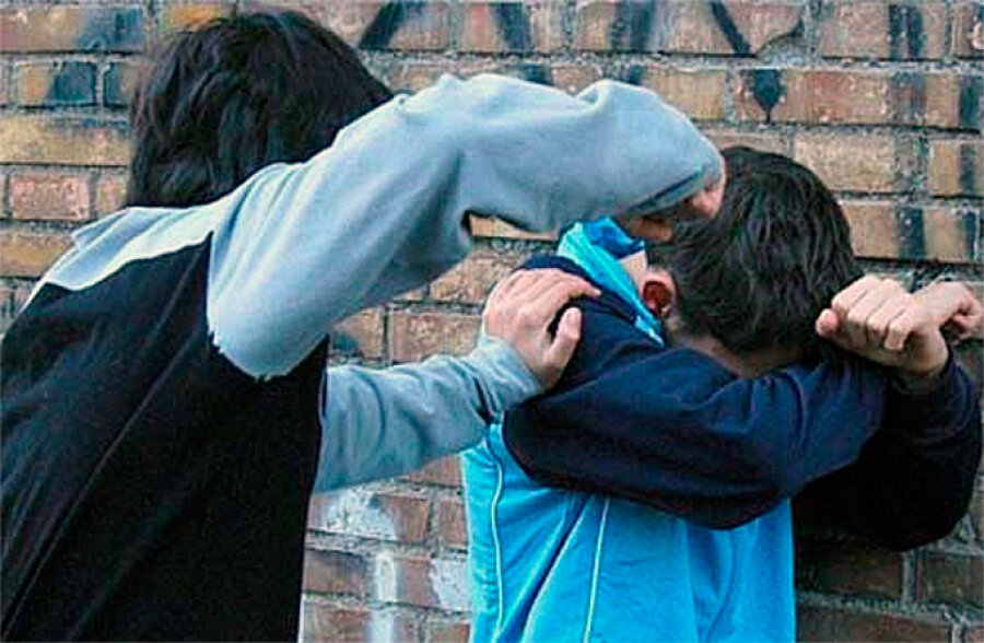 Буллинг чернокожих. Уличная драка школьников. Человек заступается. Человек заступается. Человек заступается.