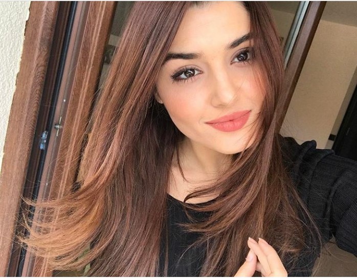 Ханде Эрчел – молодая турецкая актриса. В числе работ девушки – «Королек – птичка певчая», «Дочери Гюнеш», «Любовь не понимает слов». Актриса участвует в рекламной кампании L'Oreal Paris.
На турецком берегу, в городе Бандырма 24 ноября 1993 года родилась Ханде Эрчел. Девушка предпочитала проводить детские годы с друзьями в местных парках, за увлекательными играми. Подобная свобода была невозможна в крупных городах, но только не в Бандырме. Здесь дети большую часть времени были предоставлены сами себе
.Сейчас Ханде Эрчел является пользователем социальных сетей, в том числе «Инстаграм». Девушка на странице публикует фото из путешествий, со съемок фильмов и рекламных роликов, торжественных мероприятий.