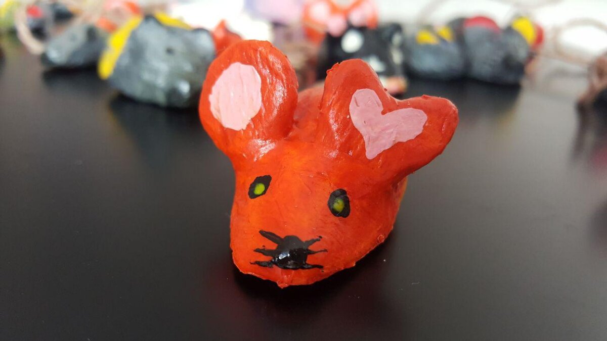 Яркая мышка: папье-маше, краски.