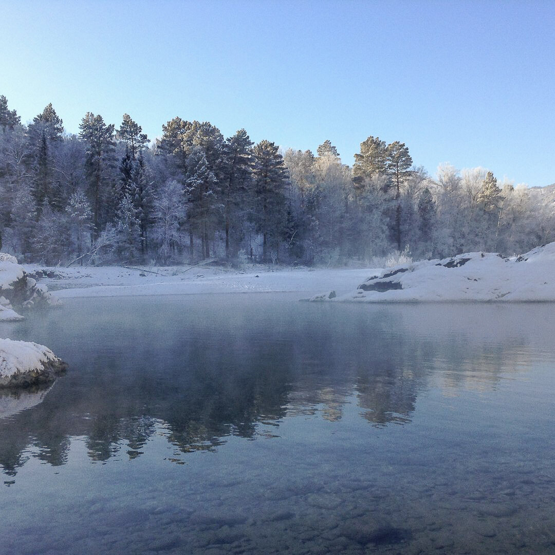 фотография заснеженного озера на алтае