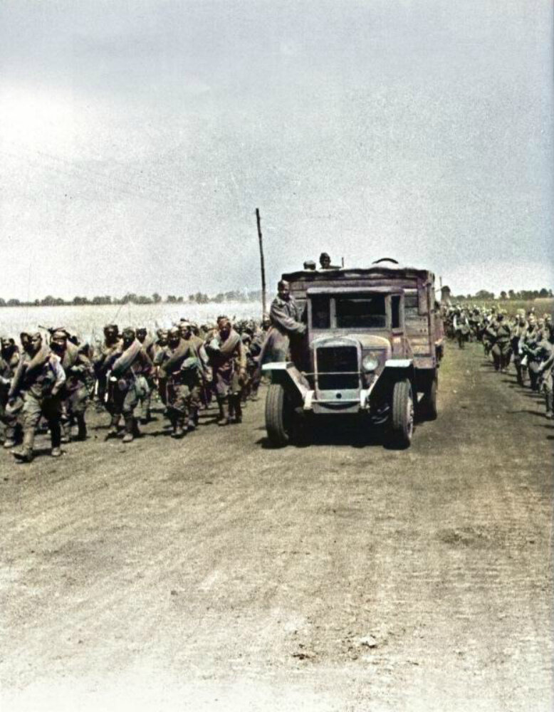Советские войска на марше. По обочинам дороги движется пехота, в центре — грузовик ЗиС-5В. 1943 г. Автор: Аркадий Шайхет. Фотография использована в качестве иллюстрации.