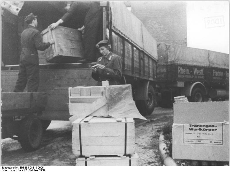 Пограничники ГДР проверяют груз в Западный Берлин, 1958 год