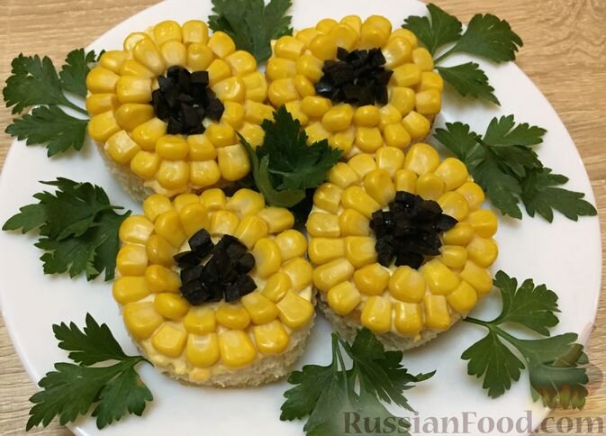 хлеб белый, кукуруза консервированная, маслины, майонез, яйца, зелень петрушки, масло сливочное