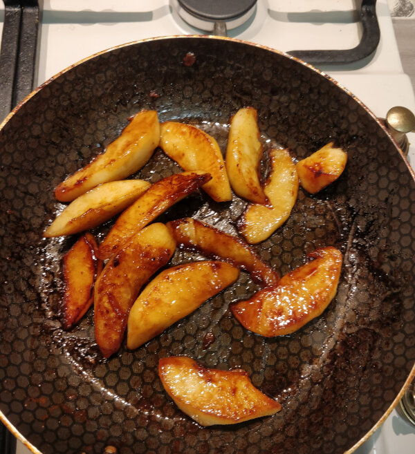 Вкуснее всего карамелизованные груши сразу после подачи. В холодильнике хранятся с неделю, но никакого сравнения со свежими