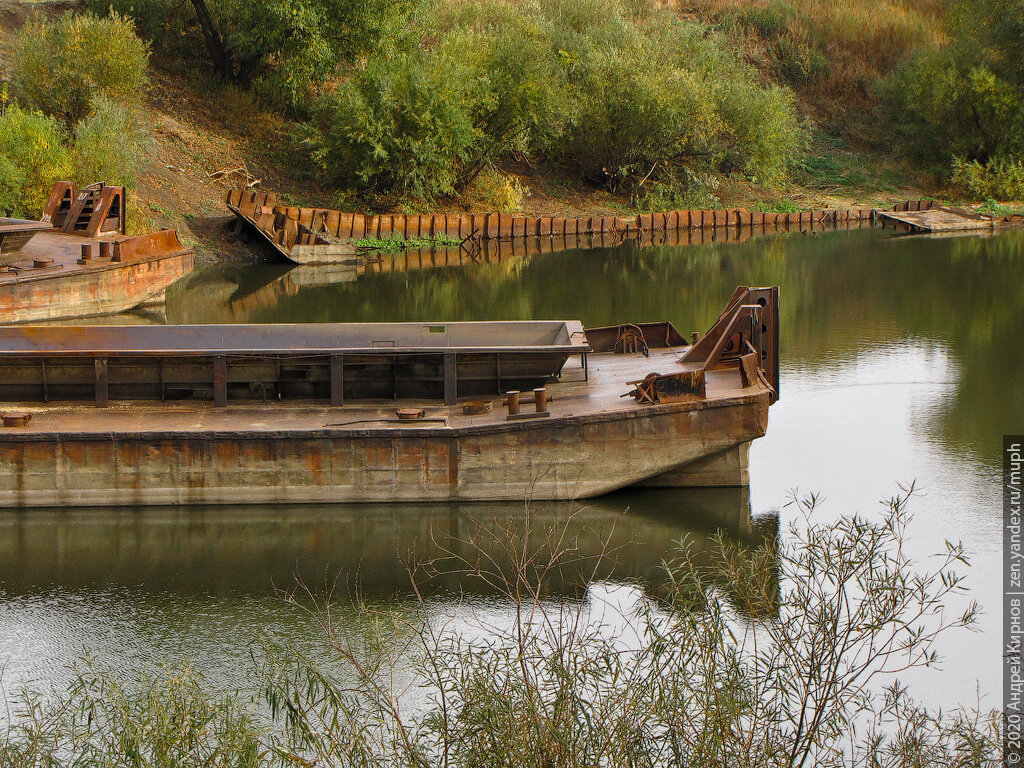На отдельных баржах срезано всё до чего смогли дотянуться, но парочка еще целы.