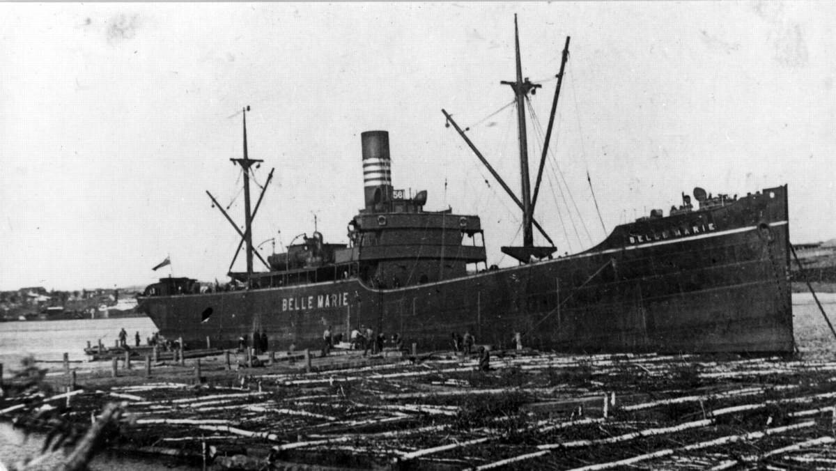 Иностранный пароход под погрузкой в Игарском порту. Фото Б. Иванова. 1935 год
