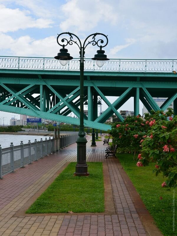 Вот кусочек набережной. Но здесь река широкая и карпов не видно.