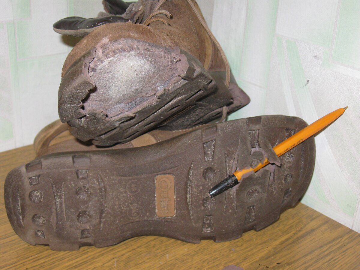 Переклейка подошвы на ботинках. Обувной мастер замена подошвы. Поменять подошву на ботинках. Поменять подошву на ботинках. Лопнула подошва на ботинках.