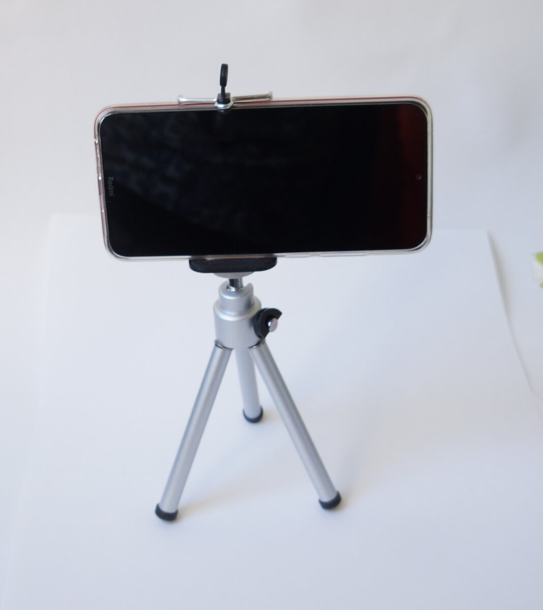 Примерно так сфотографирован телефон на штативе в интернет магазинах. Мне надо, чтобы телефон можно было наклонять под любым углом