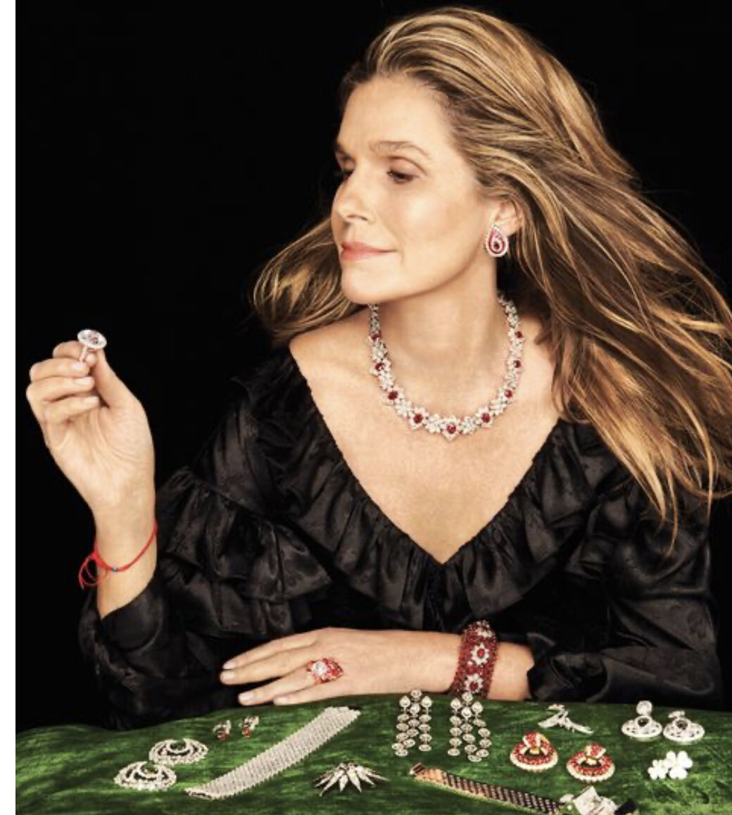 Эрин и ее драгоценности: Van Cleef&Arpels:  серьги 270000 долларов (17 миллионов рублей!)и еще на столе за 215тысяч долларов,браслет,  колье цена не разглашается, ,  кольцо стоит $21000. Jacob &Co серьги на столе- $196000 9 около 12 миллионов 340 тысяч рублей), и другие бренды. 