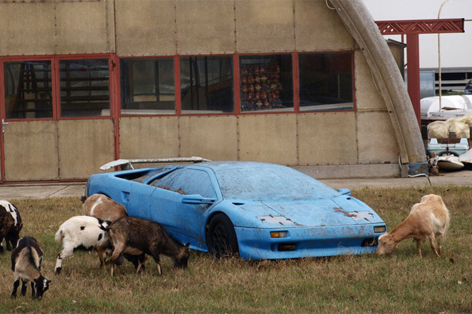 Lamborghini Diablo, Diablo создавался как достойный наследник знаменитых моделей Miura и Countach. Новый суперкар был широким и низким, а его линии — футуристичными. И, как и его предшественники, вскоре он стал настоящим любимцем среди настоящих поклонников суперкаров во всем мире. Diablo выпускался с 1990 по 2001 год. За этот период компания Lamborghini представила несколько версий в рамках концепции Diablo, которые внесли свой вклад в создание истории Lamborghini и весьма успешно продавались: своих владельцев нашли по всему миру почти 3000 таких суперкаров.Один из экземпляров перед вами,его постигла трудная судьба.