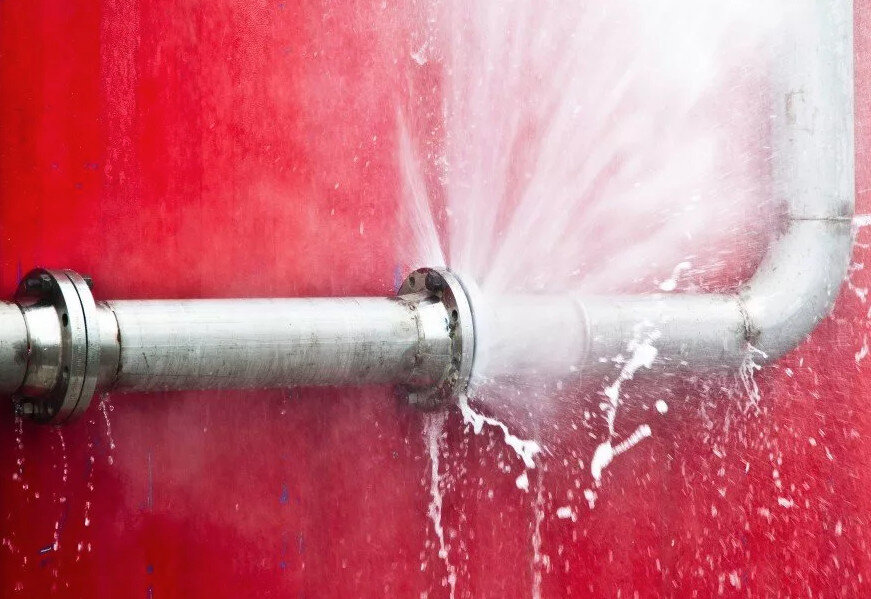 Из трубы с шипением и свистом летела ледяная струя – прорвало водопровод. 