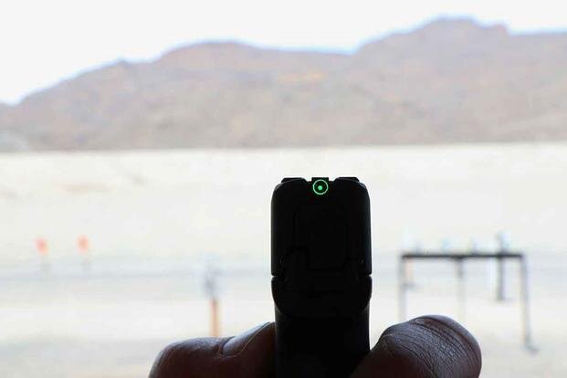 Пистолет P365 Sig Anti Snag (SAS) оснащен высокотехнологичной люминесцентной системой прицеливания, встроенной в заднюю часть затвора.