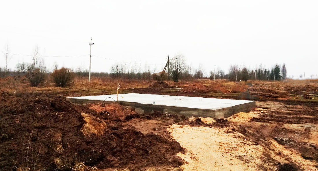 Фундамент, залитый осенью. Просто для наглядности.