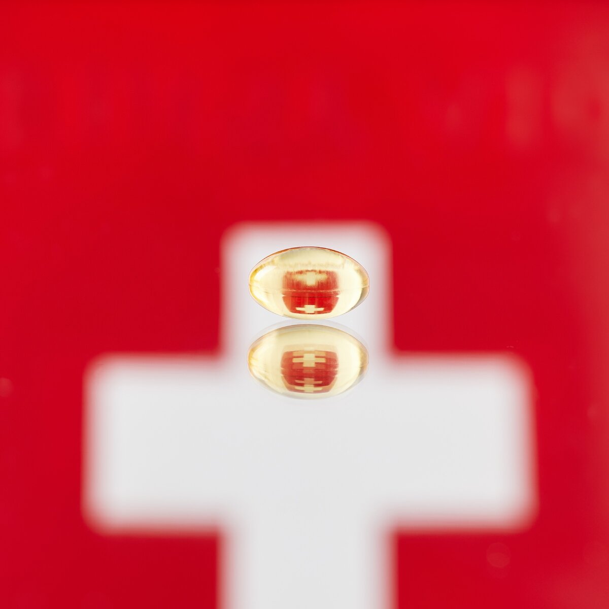 <a href="https://ru.depositphotos.com/category/celebrities.html">Крупным планом Омега рыбы шляпа дополнение капсулы на отражающей поверхности - ru.depositphotos.com</a>