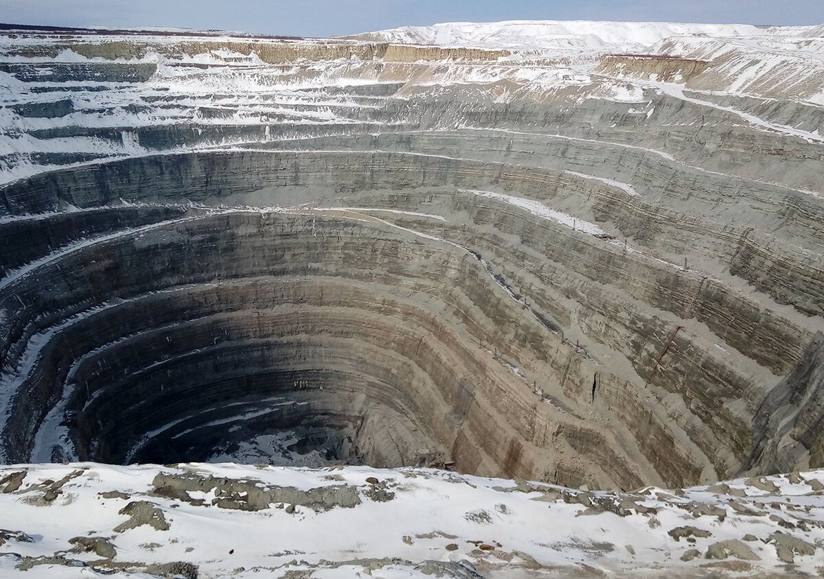 Погода айхал. Поселок Айхал Якутия. Кимберлитовая трубка Айхал. Поселок Айхал Мирнинский район Саха Якутия. Алмаз месторождения Айхал.