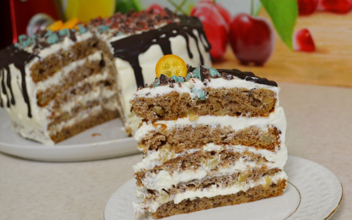 Был повод-испекла, КОЛИБРИ,вкусный не приторный торт. Мука — 390 гр
Сахар — 400 гр
Сода — 1 ч.л.
Корица — 1 ч.л.
Крупный банан — 1 шт
Яйца — 3  шт
Ананасы — 250 гр
Экстракт ванили — 1 ч.л.
Растительно масло — 180 гр