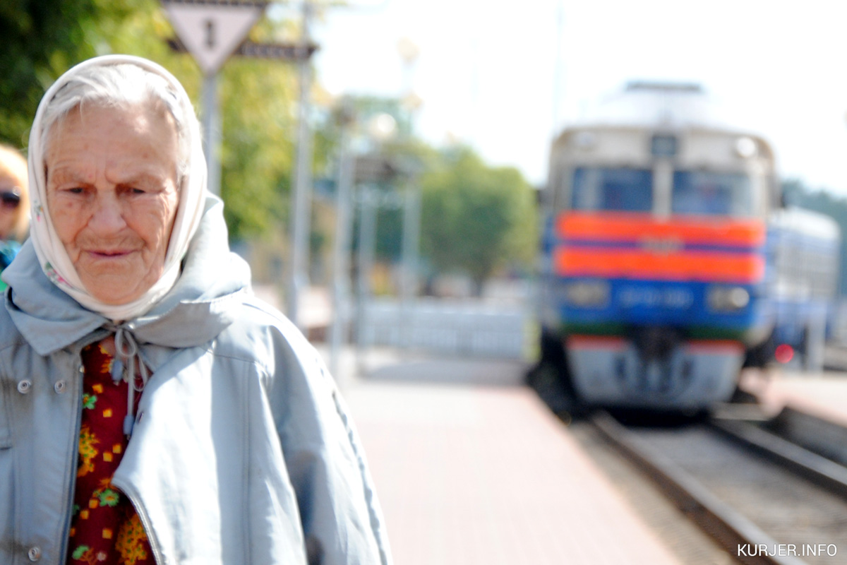 Ребенок едет на поезде с бабушкой. Бабушка на вокзале. Пенсионеры в поезде. Бабушки в электричке. Пенсионеры в электричке.