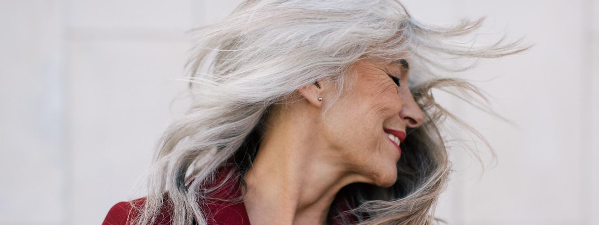 Решила попрощаться с длинными волосами в 50 лет | Кардинальное преображение. Фото взято с youtube.com