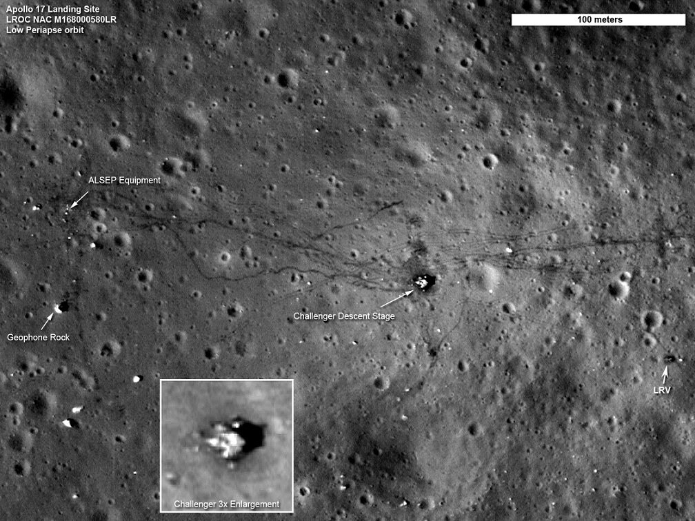 Место посадки "Аполлона-17". Видны: спускаемый модуль, оборудование для исследований, следы лунного автомобиля и следы астронавтов. Источник NASA